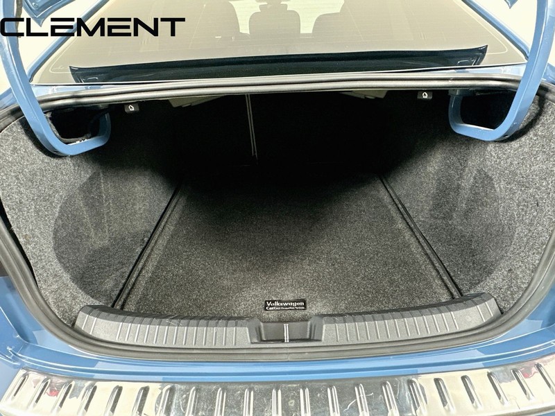Volkswagen Jetta Vehicle Full-screen Gallery Image 11