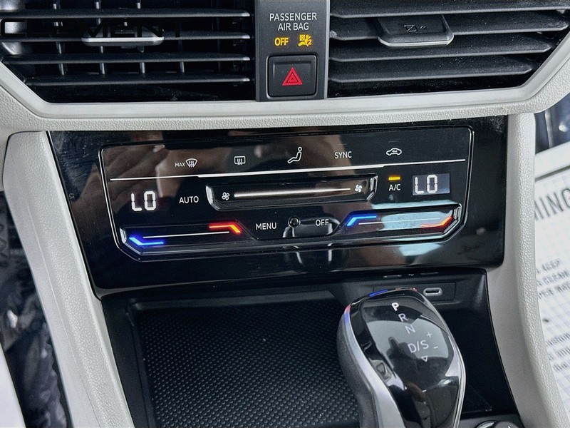 Volkswagen Jetta Vehicle Full-screen Gallery Image 22