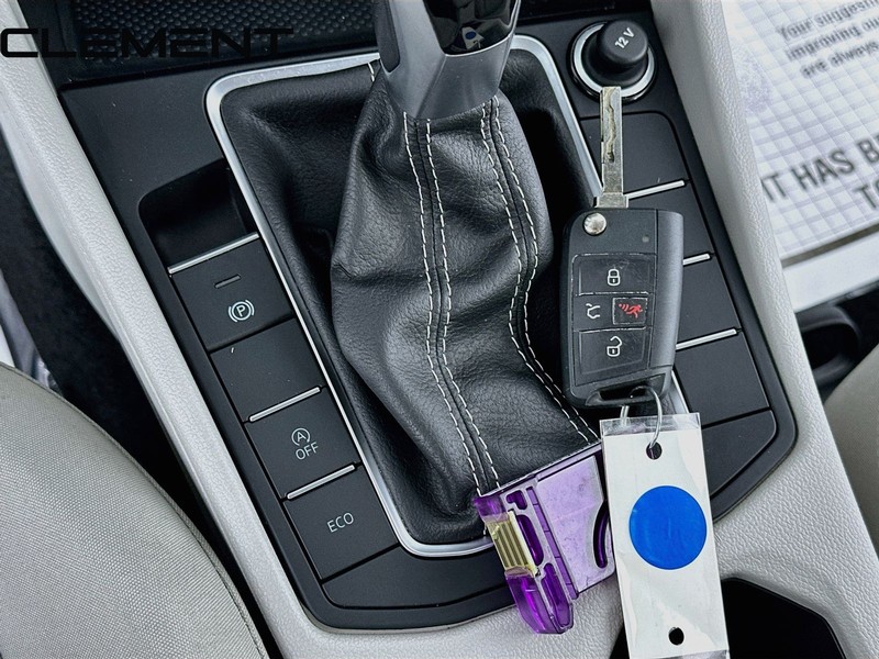 Volkswagen Jetta Vehicle Full-screen Gallery Image 23