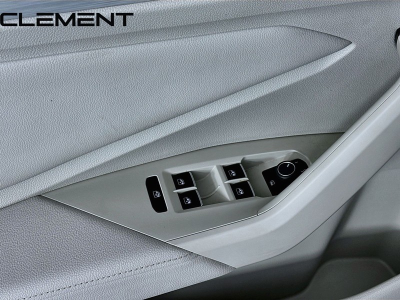 Volkswagen Jetta Vehicle Full-screen Gallery Image 24