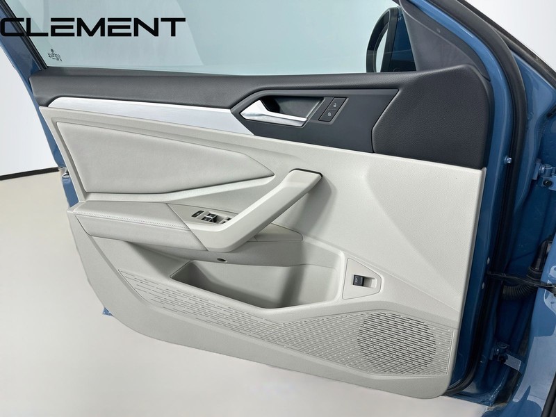 Volkswagen Jetta Vehicle Full-screen Gallery Image 25