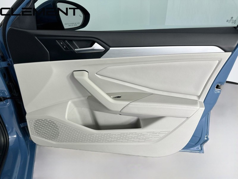Volkswagen Jetta Vehicle Full-screen Gallery Image 34
