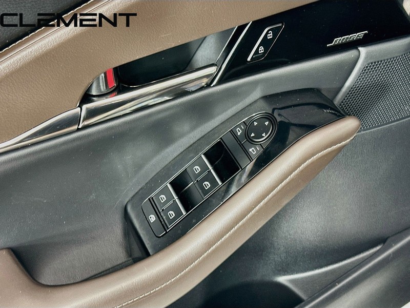 Mazda CX-30 Vehicle Full-screen Gallery Image 28