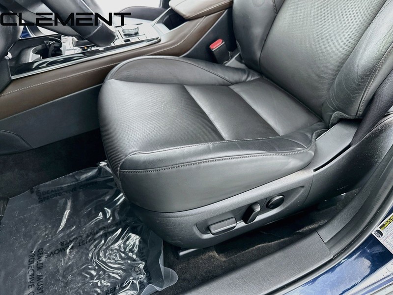 Mazda CX-30 Vehicle Full-screen Gallery Image 30