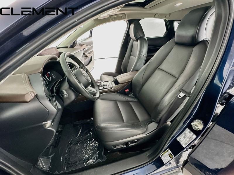 Mazda CX-30 Vehicle Full-screen Gallery Image 32