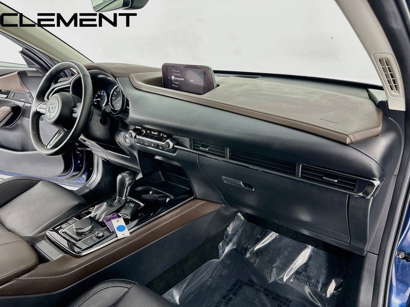 Mazda CX-30 Vehicle Full-screen Gallery Image 36