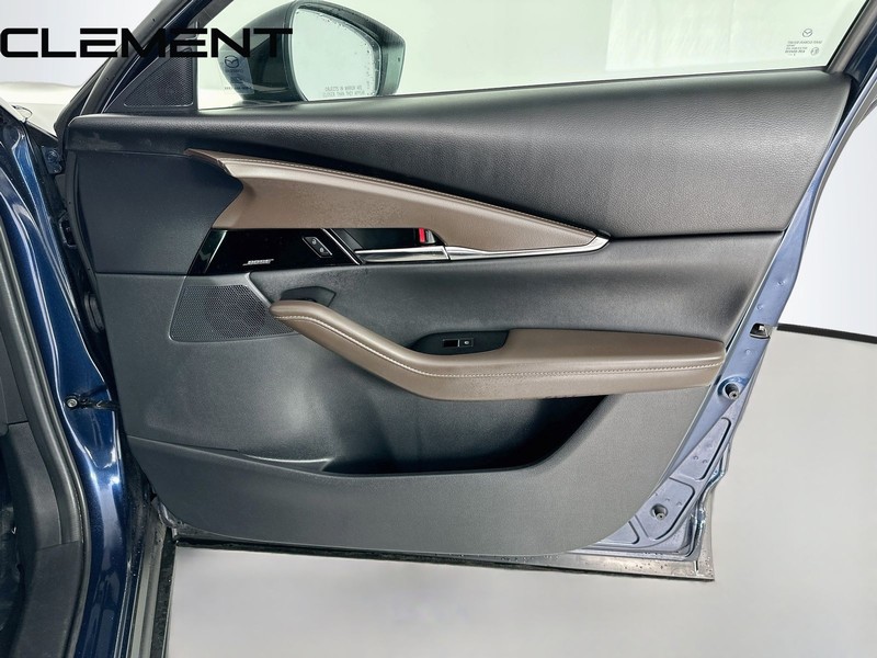 Mazda CX-30 Vehicle Full-screen Gallery Image 37