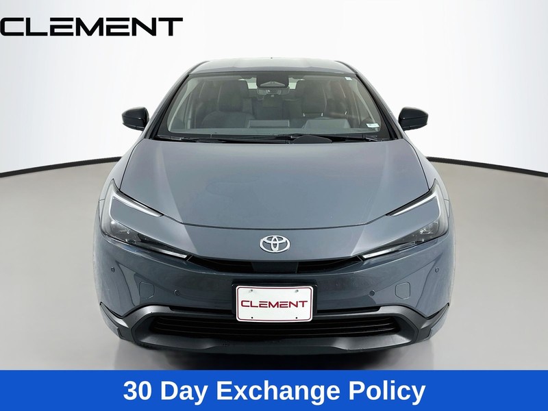 Toyota Prius Vehicle Full-screen Gallery Image 3
