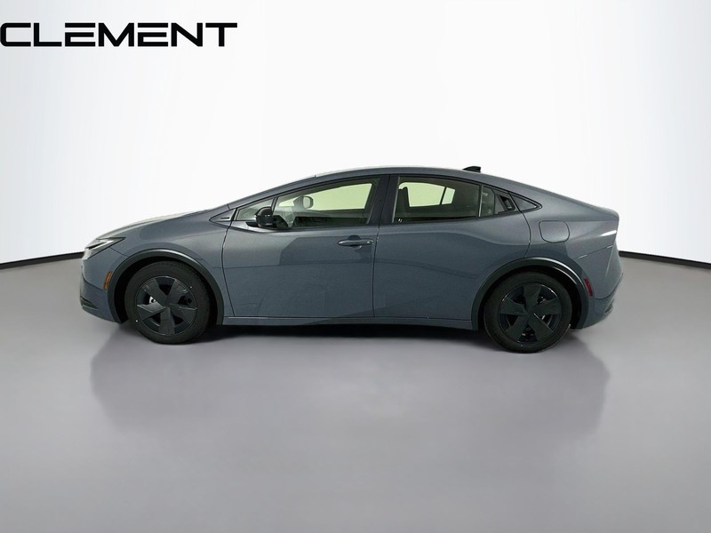 Toyota Prius Vehicle Full-screen Gallery Image 6
