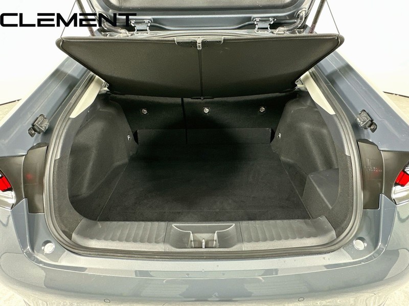 Toyota Prius Vehicle Full-screen Gallery Image 11