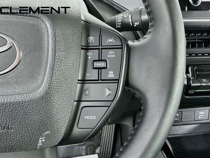 Toyota Prius Vehicle Full-screen Gallery Image 17
