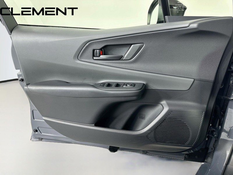 Toyota Prius Vehicle Full-screen Gallery Image 25