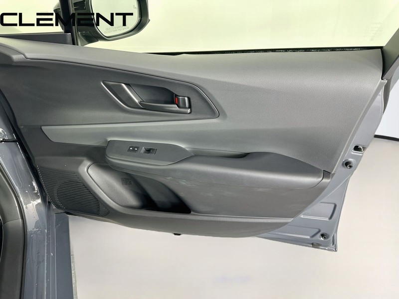 Toyota Prius Vehicle Full-screen Gallery Image 34