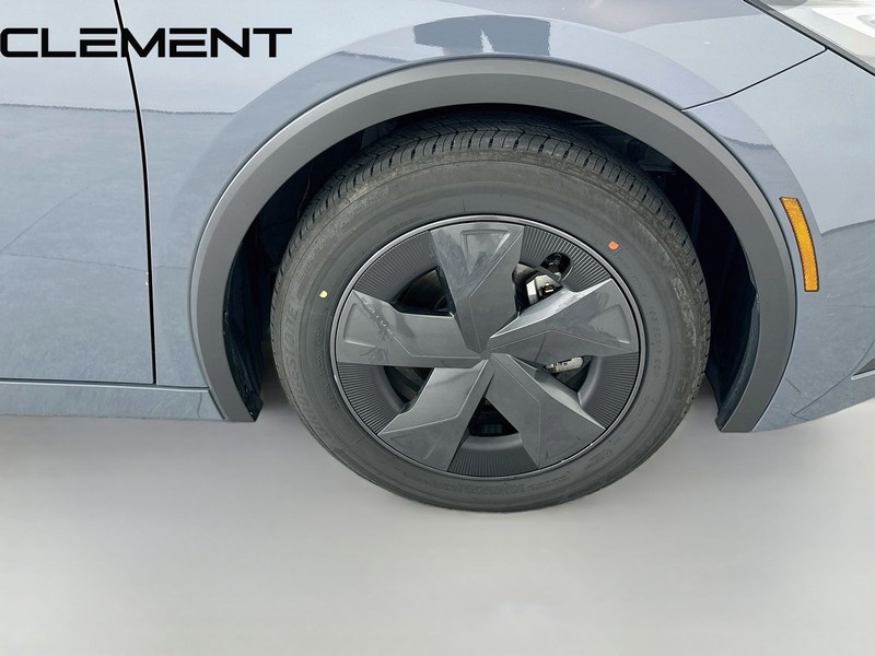 Toyota Prius Vehicle Full-screen Gallery Image 35