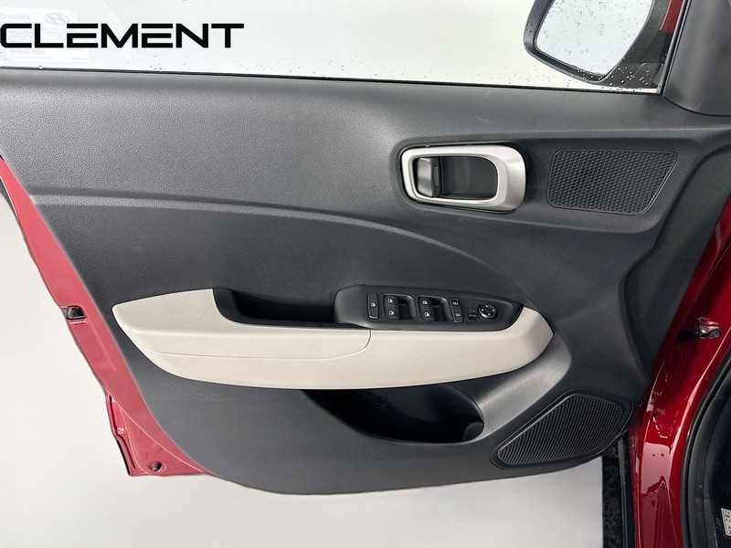 Hyundai Venue Vehicle Full-screen Gallery Image 28