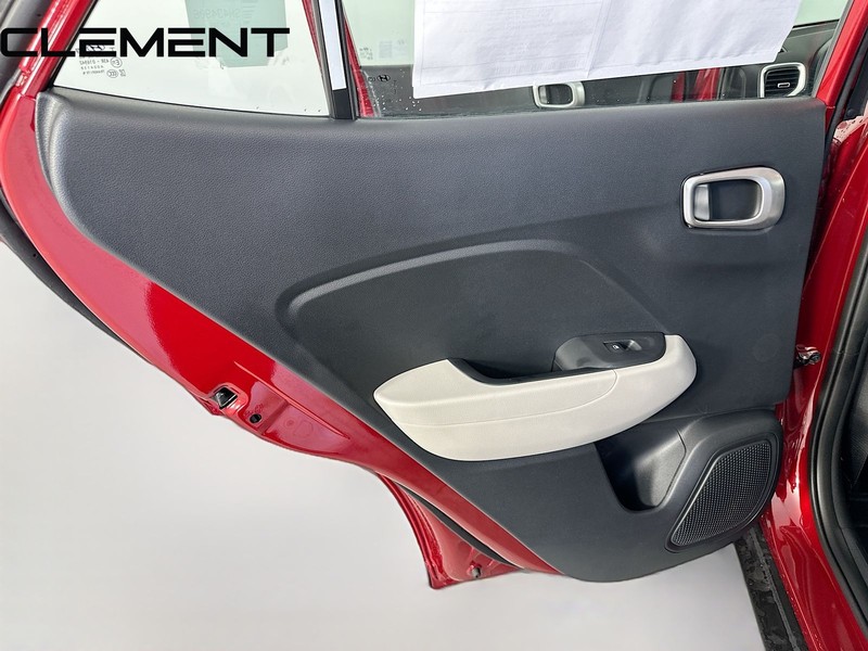 Hyundai Venue Vehicle Full-screen Gallery Image 32