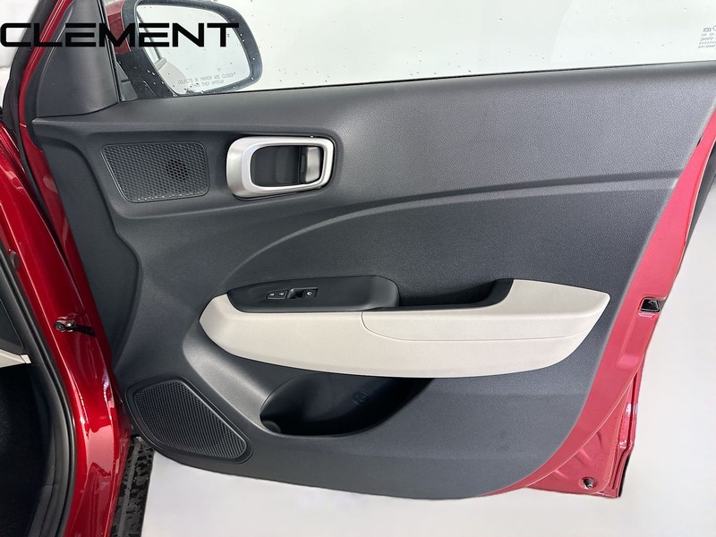 Hyundai Venue Vehicle Full-screen Gallery Image 36