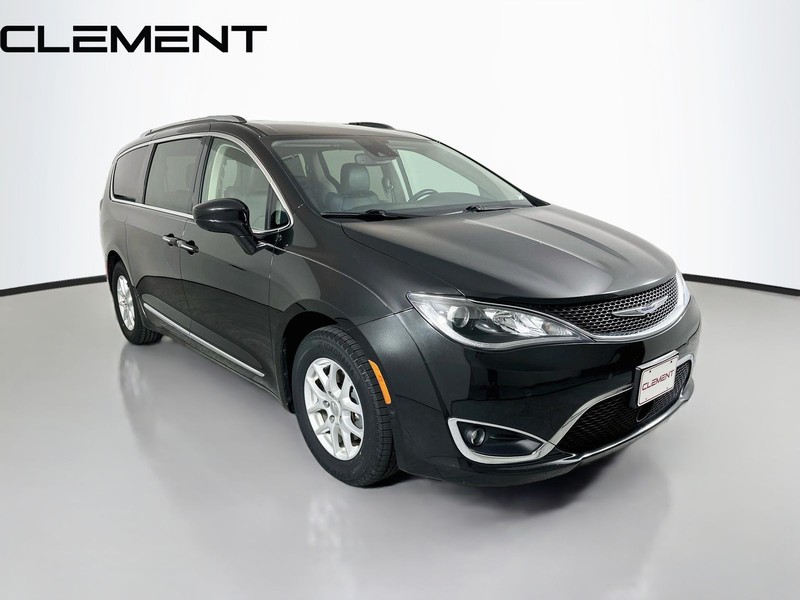 Chrysler Pacifica Vehicle Full-screen Gallery Image 05