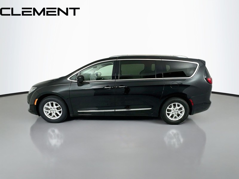 Chrysler Pacifica Vehicle Full-screen Gallery Image 06