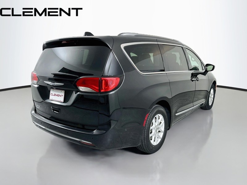 Chrysler Pacifica Vehicle Full-screen Gallery Image 07
