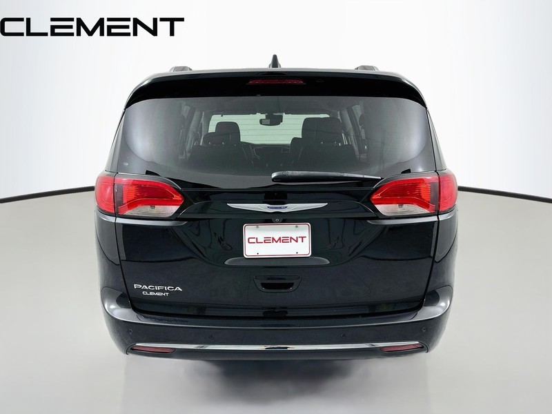 Chrysler Pacifica Vehicle Full-screen Gallery Image 08