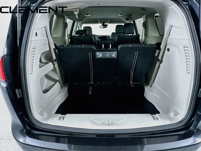Chrysler Pacifica Vehicle Full-screen Gallery Image 11