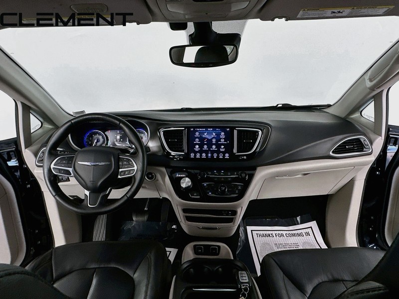 Chrysler Pacifica Vehicle Full-screen Gallery Image 12