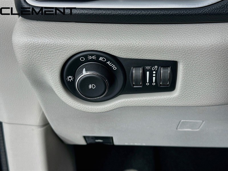 Chrysler Pacifica Vehicle Full-screen Gallery Image 13