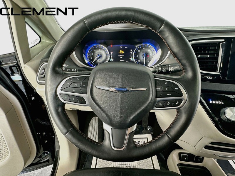 Chrysler Pacifica Vehicle Full-screen Gallery Image 14