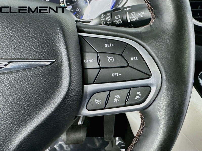 Chrysler Pacifica Vehicle Full-screen Gallery Image 17