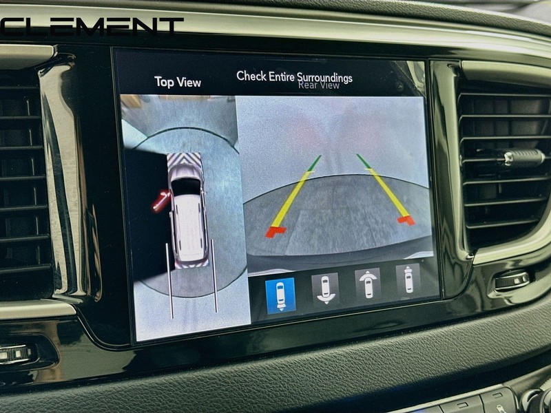 Chrysler Pacifica Vehicle Full-screen Gallery Image 20