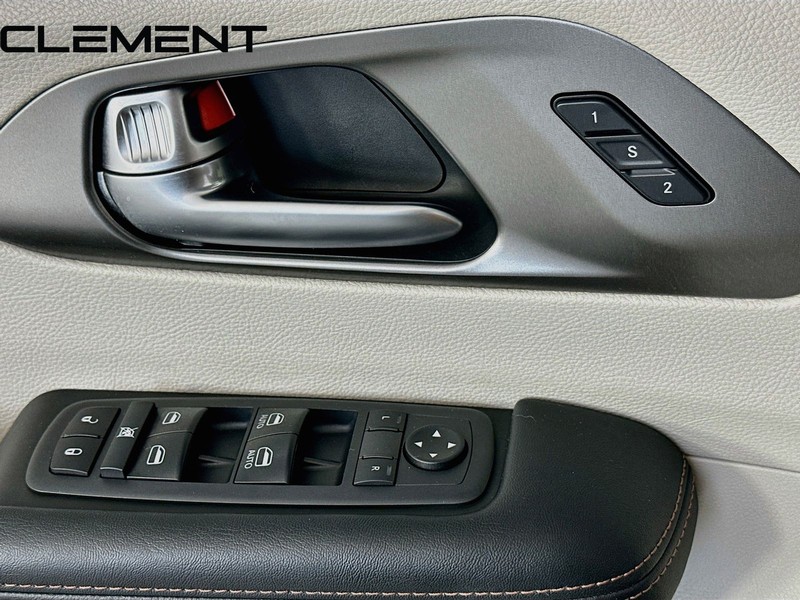 Chrysler Pacifica Vehicle Full-screen Gallery Image 24