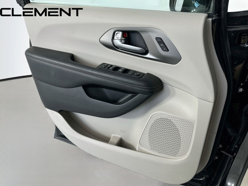 Chrysler Pacifica Vehicle Full-screen Gallery Image 25