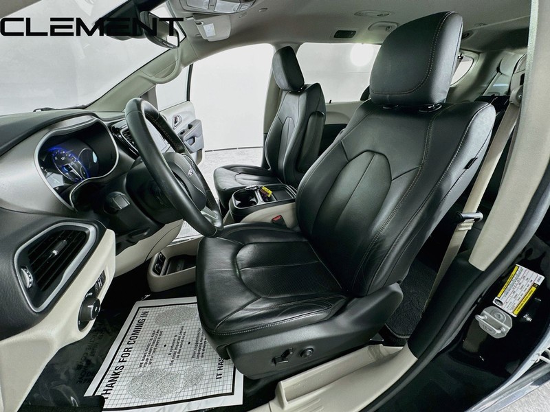 Chrysler Pacifica Vehicle Full-screen Gallery Image 28