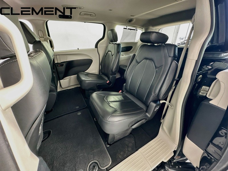 Chrysler Pacifica Vehicle Full-screen Gallery Image 29