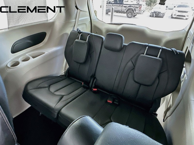 Chrysler Pacifica Vehicle Full-screen Gallery Image 30