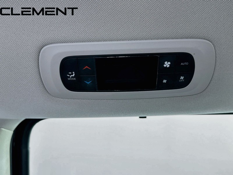 Chrysler Pacifica Vehicle Full-screen Gallery Image 32