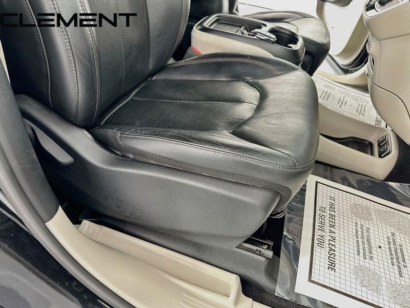 Chrysler Pacifica Vehicle Full-screen Gallery Image 33