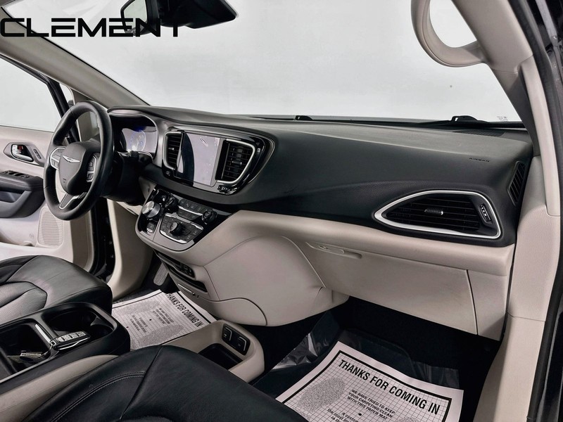 Chrysler Pacifica Vehicle Full-screen Gallery Image 34