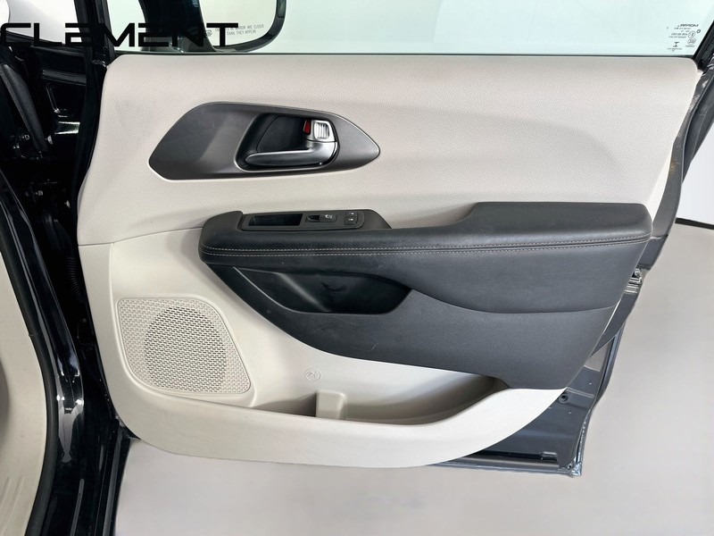 Chrysler Pacifica Vehicle Full-screen Gallery Image 35