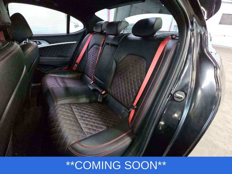 Genesis G70 Vehicle Full-screen Gallery Image 04