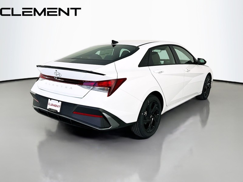 Hyundai Elantra Vehicle Image 07