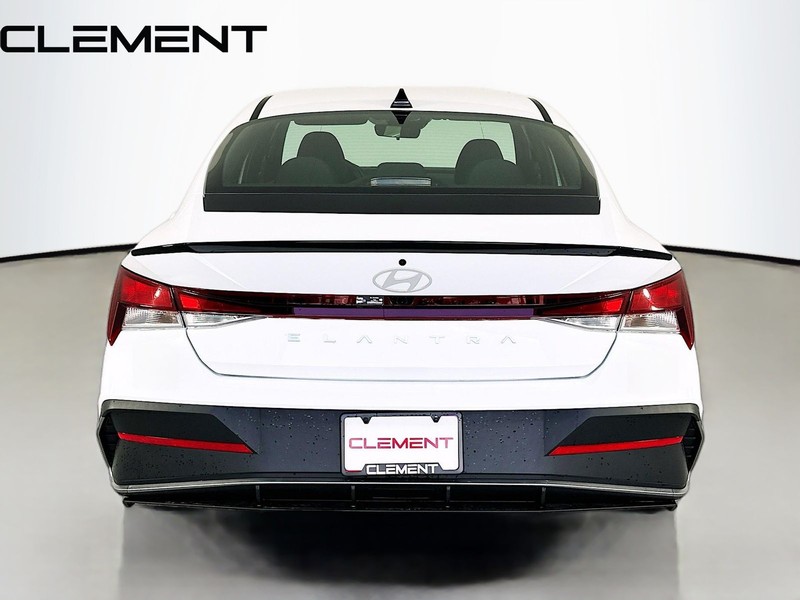 Hyundai Elantra Vehicle Image 08