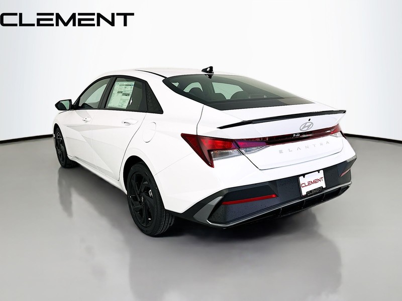 Hyundai Elantra Vehicle Image 10