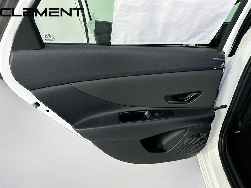 Hyundai Elantra Vehicle Image 29