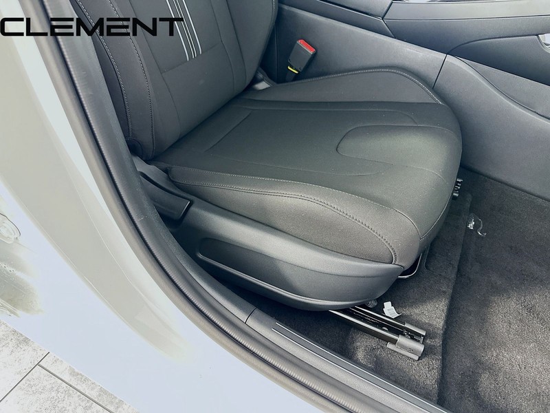 Hyundai Elantra Vehicle Image 32