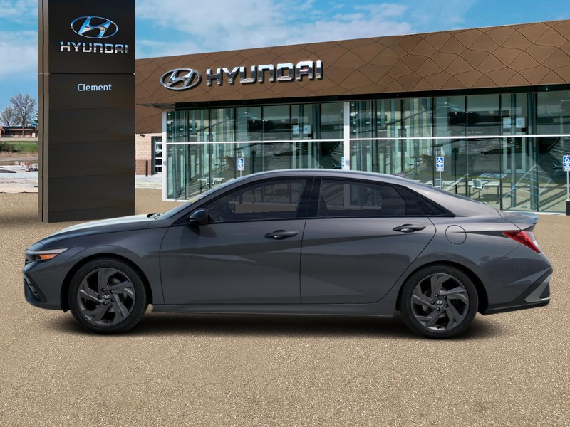 Hyundai Elantra Vehicle Full-screen Gallery Image 3
