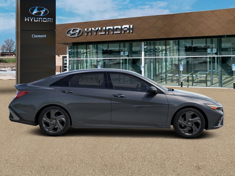 Hyundai Elantra Vehicle Full-screen Gallery Image 6