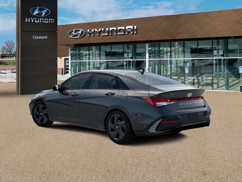 Hyundai Elantra Vehicle Full-screen Gallery Image 4