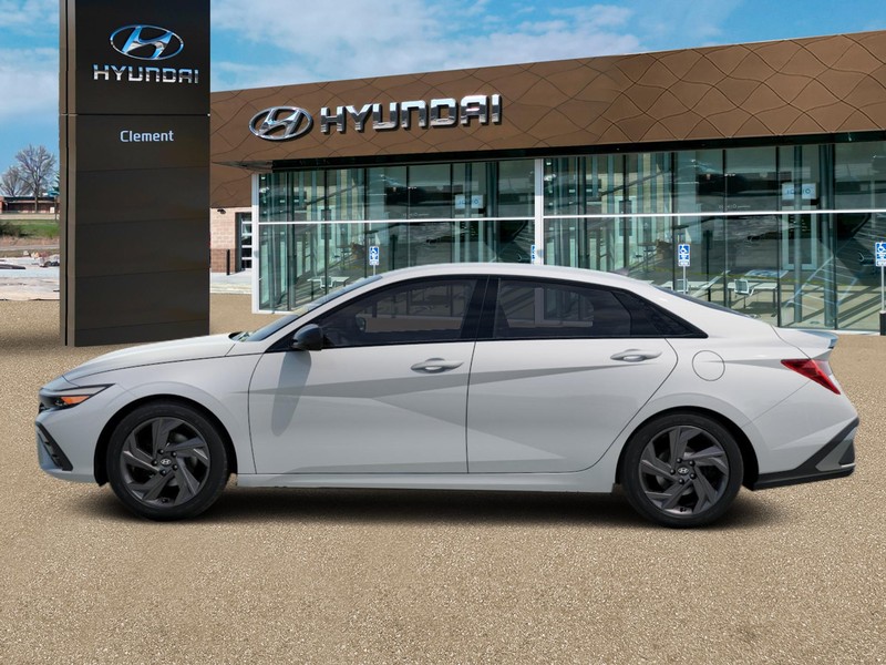 Hyundai Elantra Vehicle Full-screen Gallery Image 3